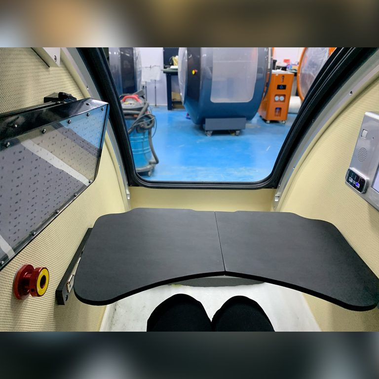 Góc nhìn từ trong buồng cao áp ra khu triển lãm