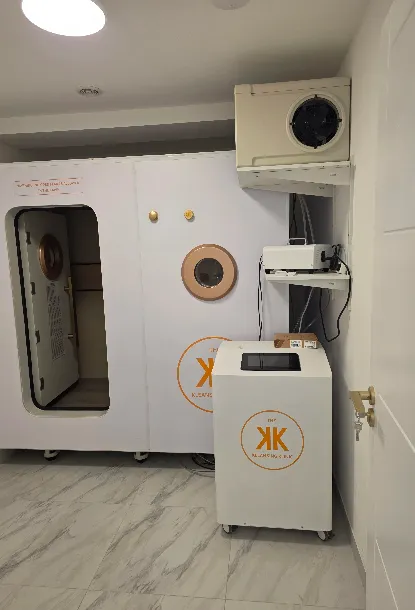 Ruang putih dan unit pendukung terpasang di dalam ruangan