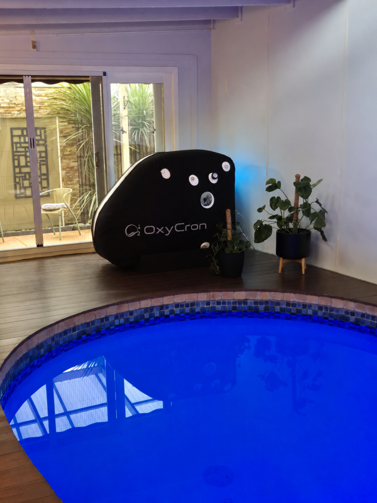 Camera Oxycron accanto a una piscina interna