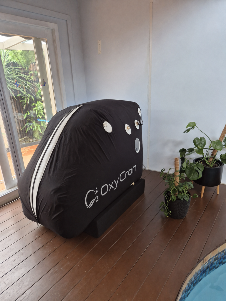 Camera Oxycron nera vicino alla finestra e alle piante